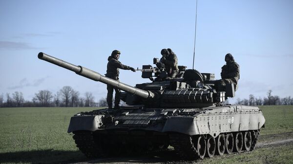 Боевая работа экипажа танка Т-80БВМ ЗВО в зоне СВО - Sputnik Беларусь
