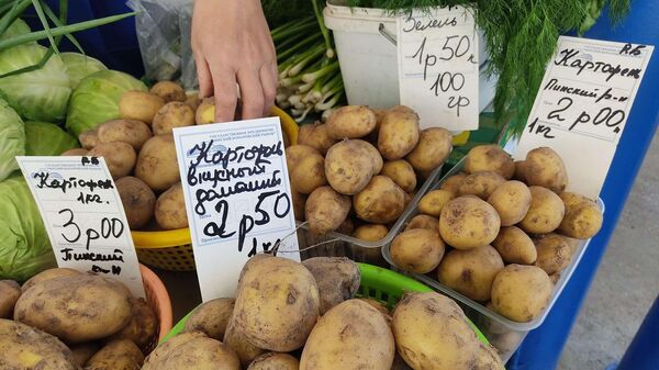 Продажа молодого картофеля на Комаровском рынке в Минске - Sputnik Беларусь