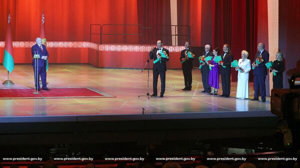 Лукашенко 3 июля на торжественной церемонии награждения работников культуры - Sputnik Беларусь