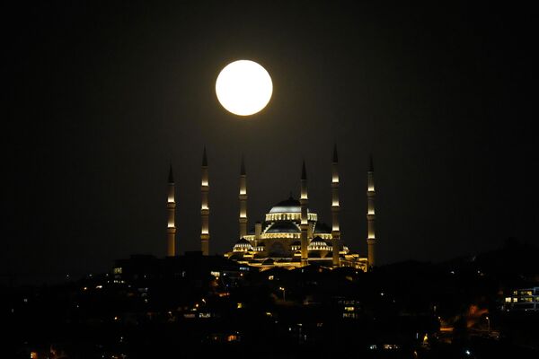Суперлуна за мечетью Камлика в Стамбуле, Турция. - Sputnik Беларусь