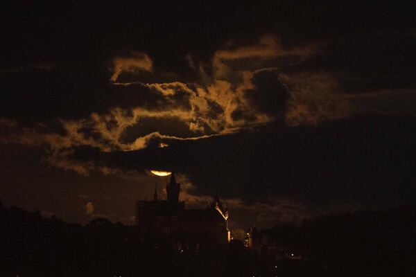 Месяц над замкам Вернігеродэ недалёка ад гор Гарц, Германія. - Sputnik Беларусь