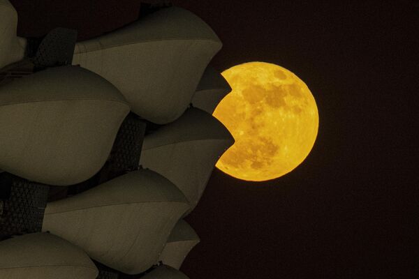 Луна над международным стадионом Басры на юге Ирака. - Sputnik Беларусь