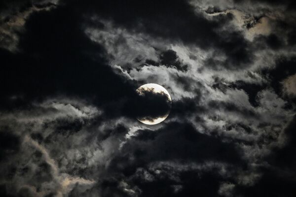 Суперлуна за облаками в Шринагаре, Кашмир. - Sputnik Беларусь