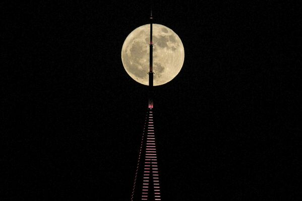 Полная Луна над башней в Дубае, Объединенные Арабские Эмираты. - Sputnik Беларусь