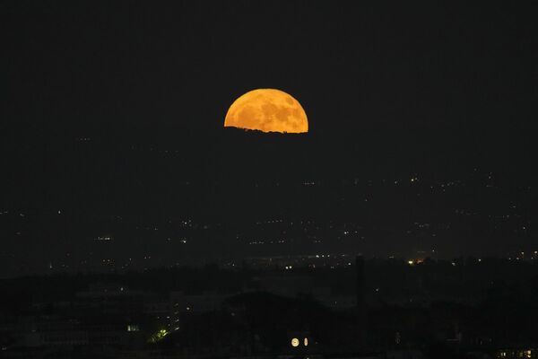 Суперлуние в ночном небе над Римом. - Sputnik Беларусь