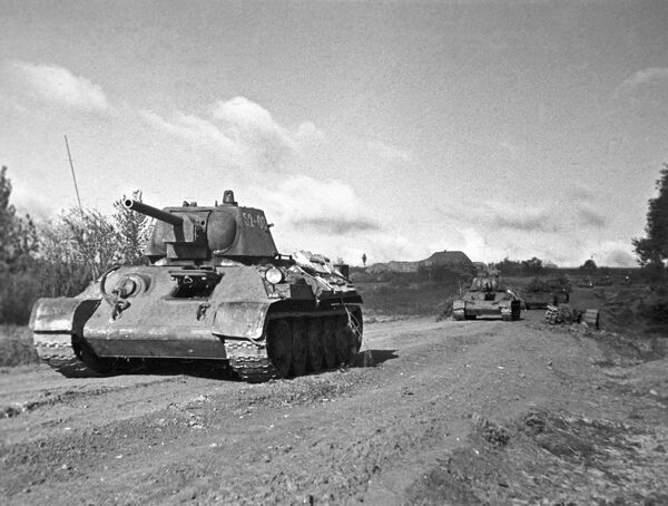 Курская Дуга 5 ліпеня 1943 года. Савецкія танкі на маршы. - Sputnik Беларусь