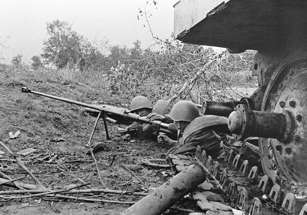 Гвардейцы-бронебойщики отражают танковую атаку врага, лежа рядом с подбитым танком.  - Sputnik Беларусь