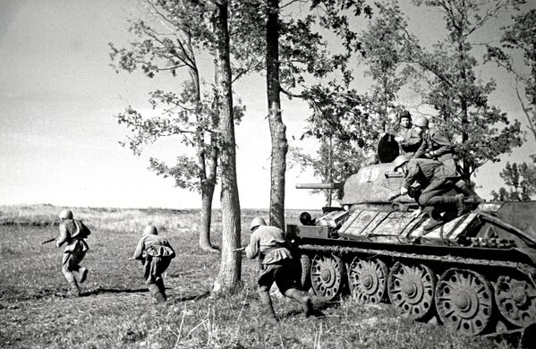 Савецкія салдаты падчас бою ў ліпені 1943 года. - Sputnik Беларусь