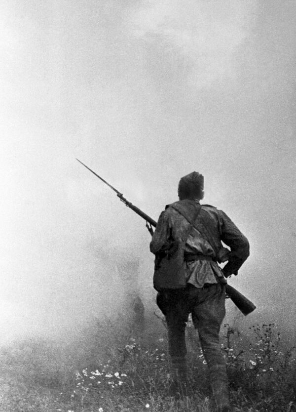 Пехота атакует позиции немцев. 20 июля 1943-го. - Sputnik Беларусь