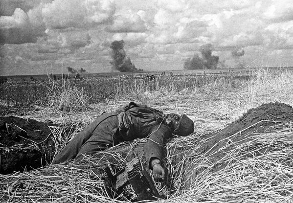 Танковое сражение. На поле боя убитый немецкий солдат. - Sputnik Беларусь