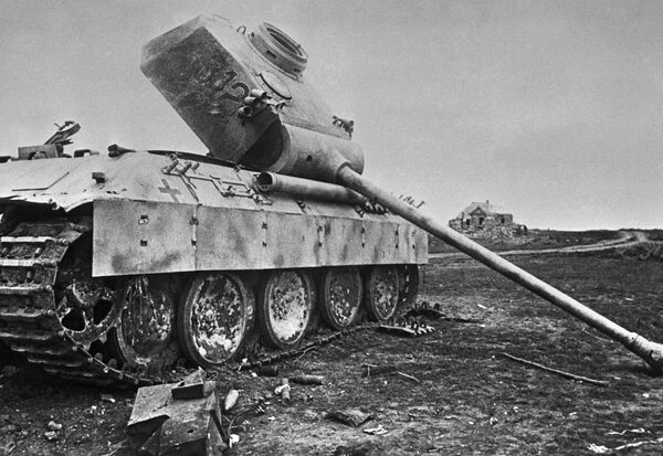 Подбитый немецкий танк брошен на поле боя. - Sputnik Беларусь