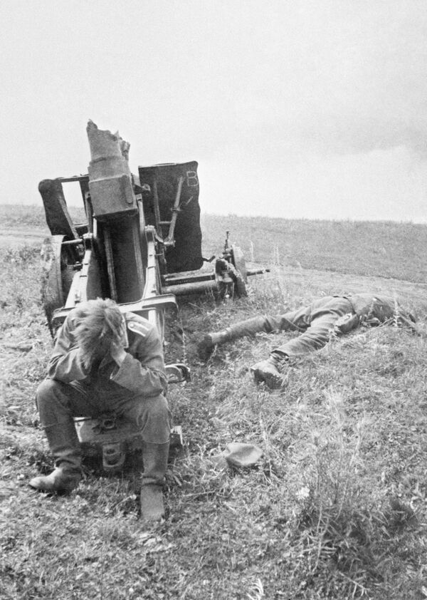 Немецкий солдат у разбитой 150-мм пехотной пушки sIG.33. - Sputnik Беларусь
