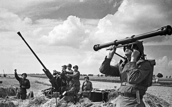 Расчет советской 37-мм автоматической зенитной пушки 61-К у аэродрома на Курском направлении. На переднем плане боец с высотомером. - Sputnik Беларусь