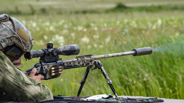 Снайперы отрабатывают стрельбу на дальние дистанции в зоне СВО ― видео - Sputnik Беларусь