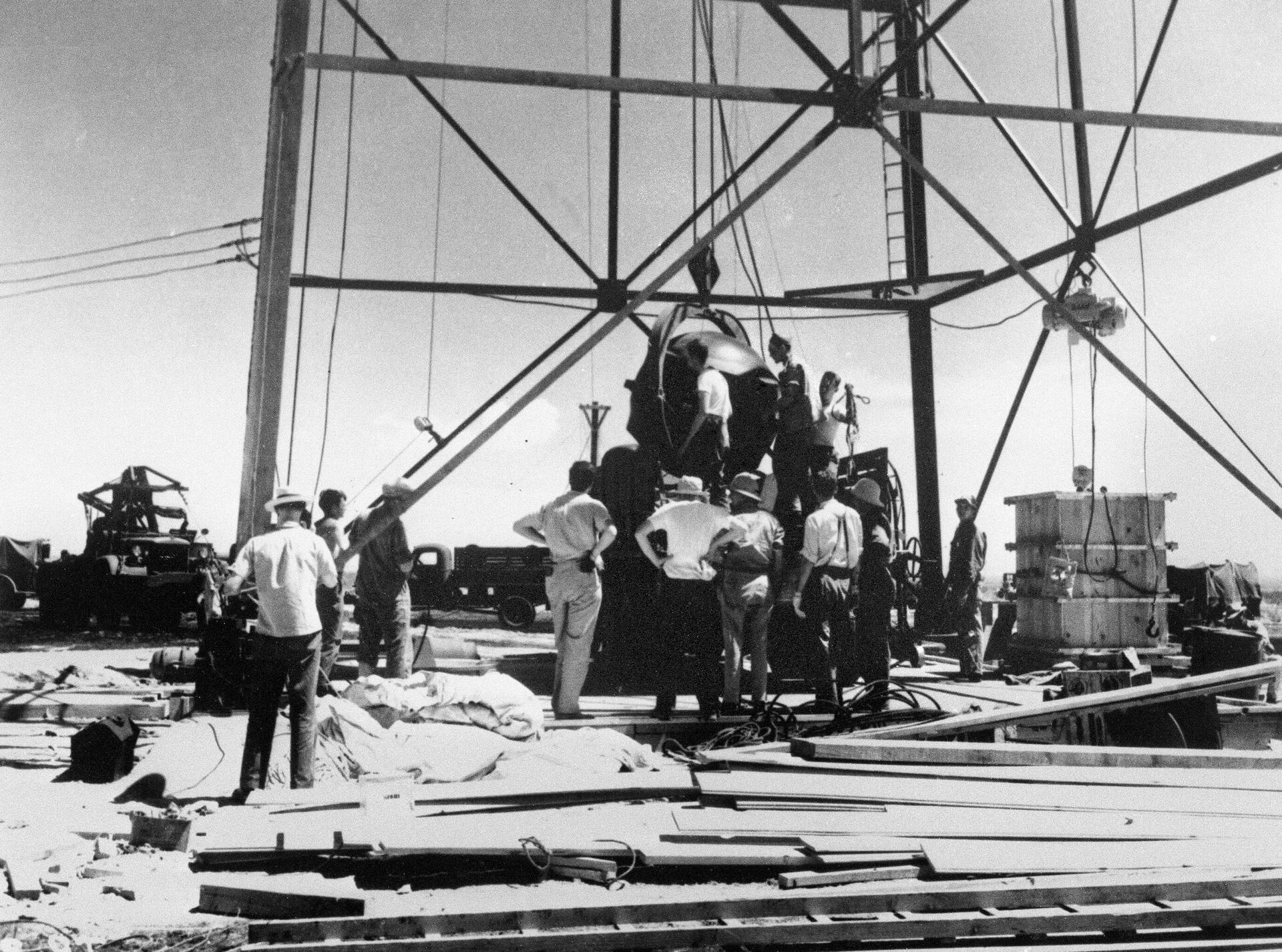 Ученые и рабочие устанавливают первую в мире атомную бомбу, чтобы поднять ее на башню на испытательном полигоне  - Sputnik Беларусь, 1920, 07.07.2023