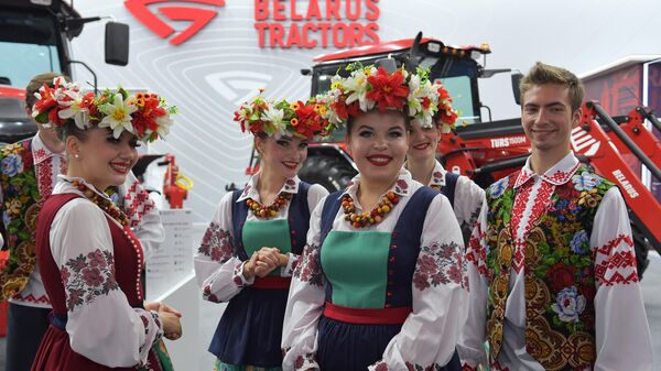 Молодые люди в национальных костюмах на стенде Республики Беларусь на международной промышленной выставке Иннопром-2023 в Екатеринбурге - Sputnik Беларусь