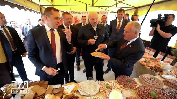 Не все у поляков плохо: Лукашенко угостили фляками - Sputnik Беларусь