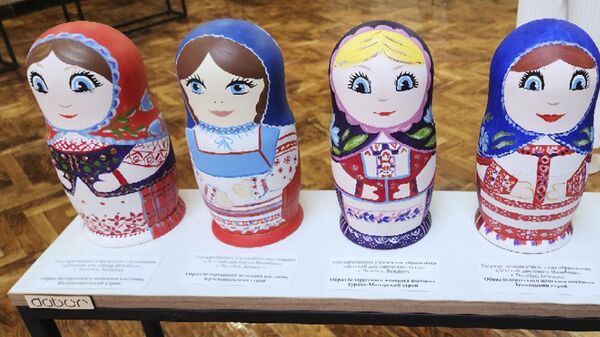 Деды Морозы открыли выставку матрешек в Витебске – видео - Sputnik Беларусь