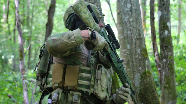 Белорусские десантники учатся вести бой в лесу и окопах – видео - Sputnik Беларусь
