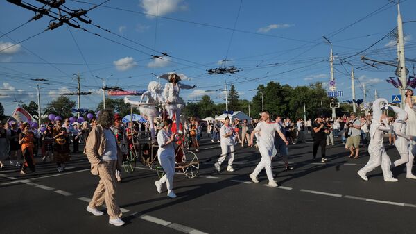 Фест уличного искусства на Славянском базаре открылся шествием – видео - Sputnik Беларусь