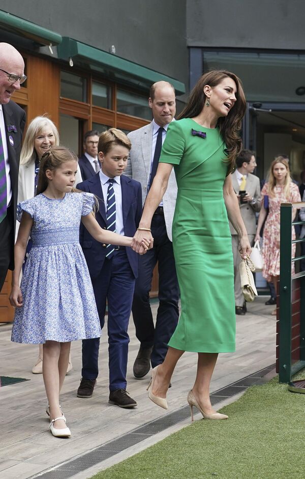 Принц и принцесса Уэльские с принцем Джорджем и принцессой Шарлоттой прибывают во Всеанглийский клуб лаун-тенниса и крокета в Уимблдоне, в воскресенье, 16 июля 2023 года - Sputnik Беларусь