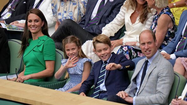 Принцесса Уэльская Кейт, принцесса Шарлотта, принц Джордж и британский принц Уильям сидят в Королевской ложе на Центральном корте во время финала мужского одиночного разряда - Sputnik Беларусь