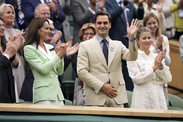 Роджер Федерер в Королевской ложе рядом с принцессой Уэльской Кейт и своей супругой Мирославой Вавринец  перед игрой во второй день Уимблдонского чемпионата по теннису в Лондоне, во вторник, 4 июля 2023 года - Sputnik Беларусь