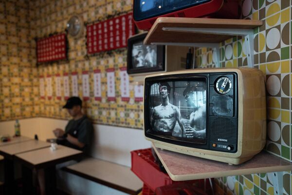 В ресторане Гонконга на старом телевизоре демонстрируется фильм с участием Брюса Ли. - Sputnik Беларусь