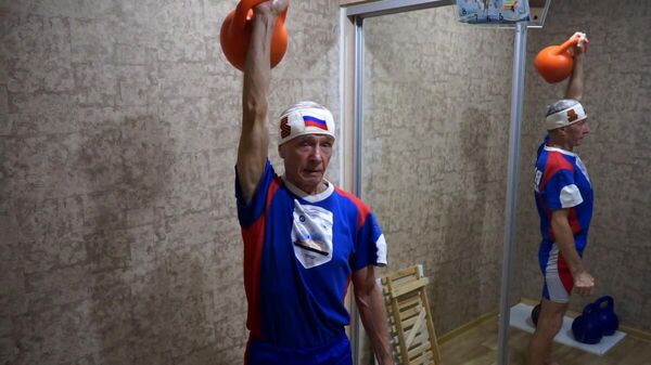 Пенсионер Николай Лихтинов начал заниматься гиревым спортом уже на пенсии и тренируется каждый день - Sputnik Беларусь