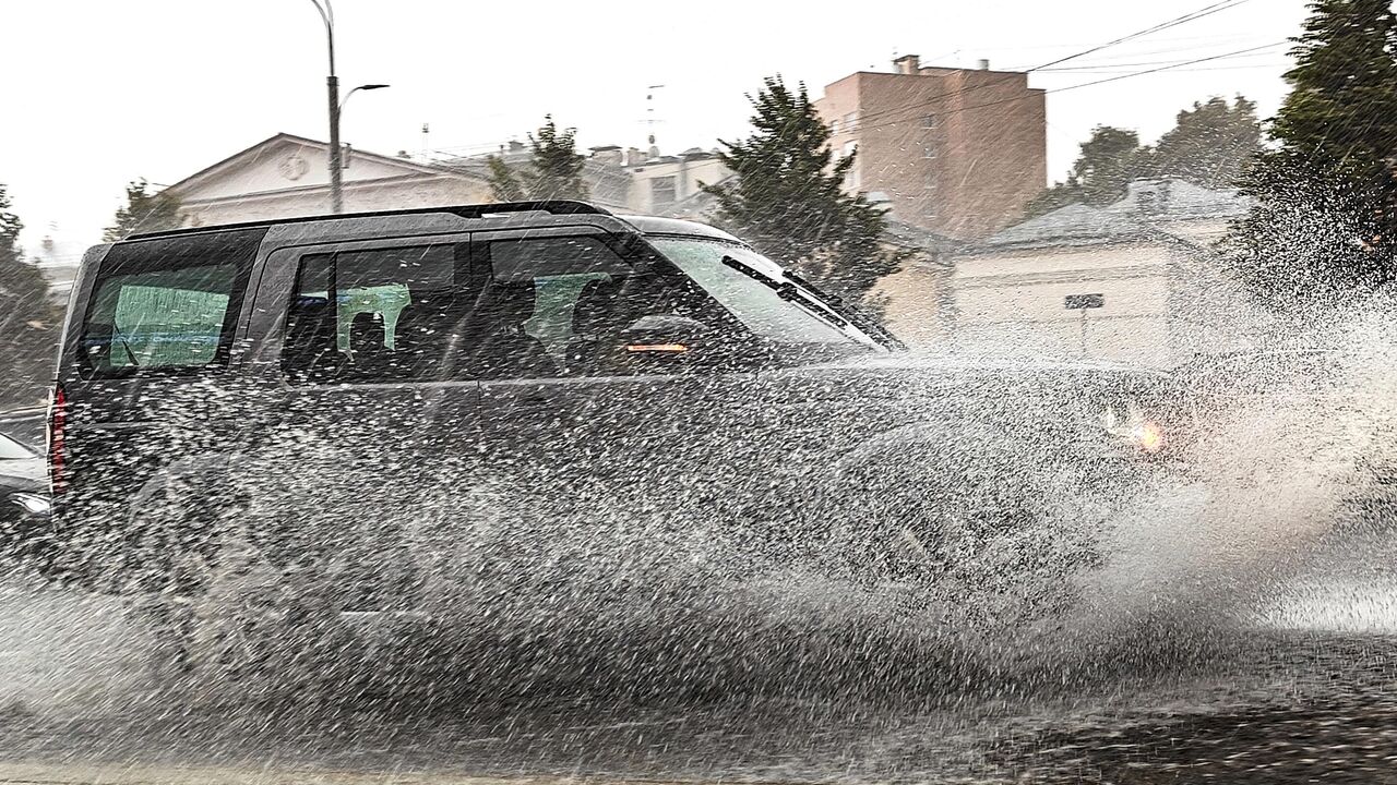 ГАИ призвала водителей к дисциплине в сложных погодных условиях -  02.06.2024, Sputnik Беларусь