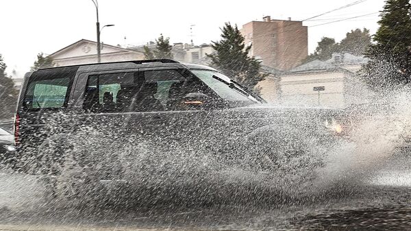Автомобиль едет по дороге во время дождя - Sputnik Беларусь