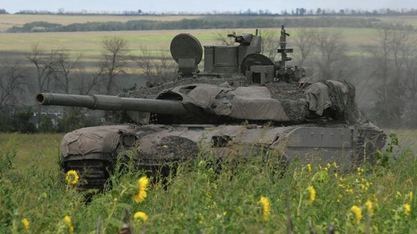 Боевая работа танка Т-90М Прорыв 1-й ТА ЗГВ с закрытых огневых позиций на Сватовском направлении - Sputnik Беларусь