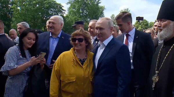 Подлодка и много селфи: Лукашенко и Путин погуляли по Кронштадту – видео - Sputnik Беларусь
