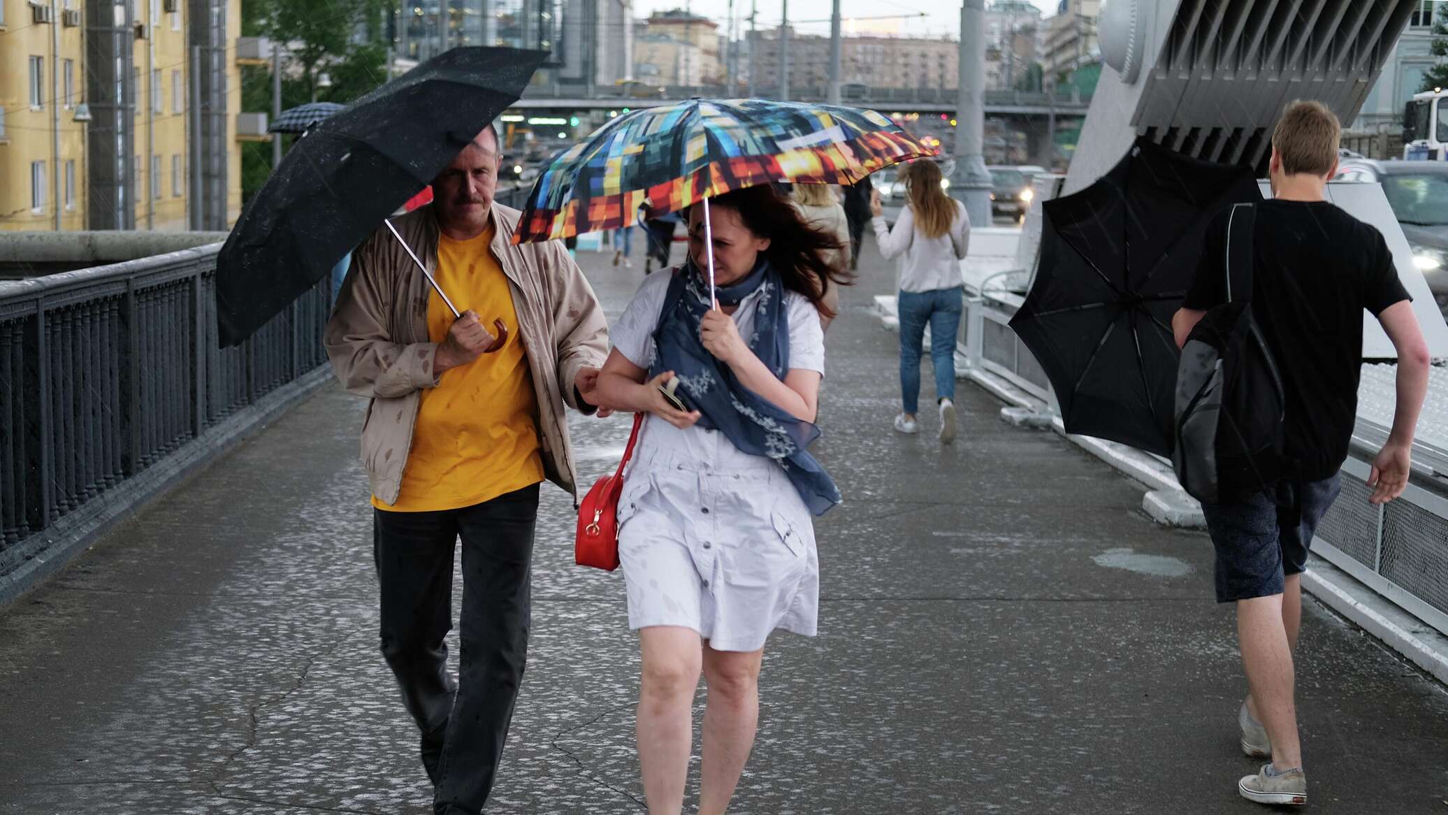 Неприятная погода. Прохожие летом. Прохожие на улицах Москвы. Люди на улицах Москвы. Прохожие в городе.