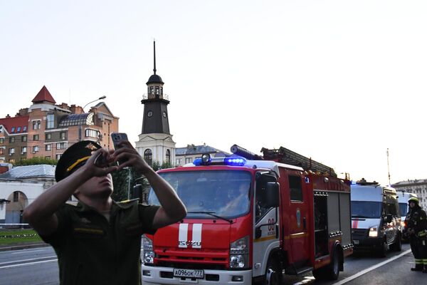 На месте происшествия, где произошла атака беспилотника на Комсомольском проспекте в Москве - Sputnik Беларусь