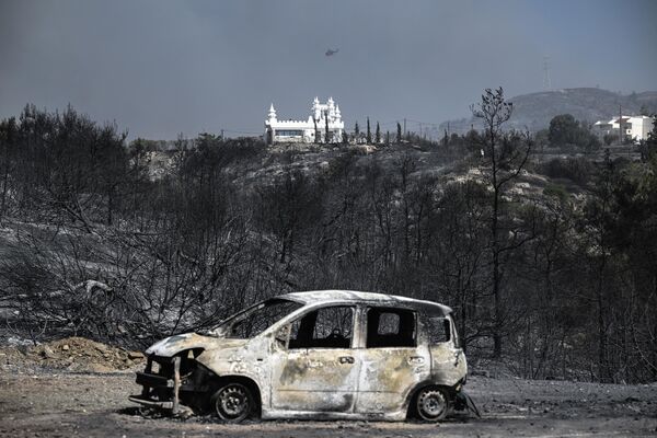 Сгоревшая машина после пожара недалеко от деревни Киотари на греческом острове Родос.  - Sputnik Беларусь