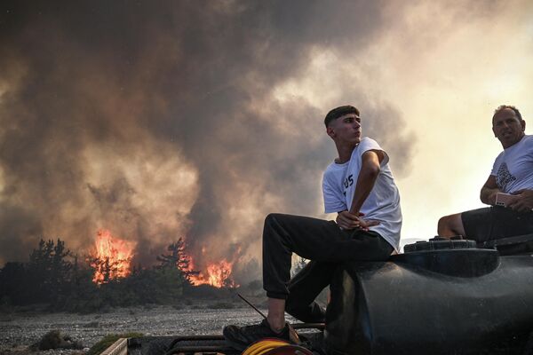 Около 30 000 человек эвакуируют с Родоса – это крупнейшая в стране эвакуация из-за лесных пожаров.  - Sputnik Беларусь
