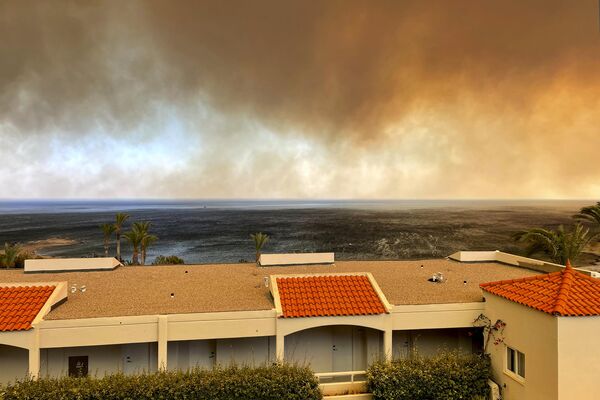 Дым пожаров виден из отеля Rodos Princess Beach на берегу Эгейского моря. - Sputnik Беларусь