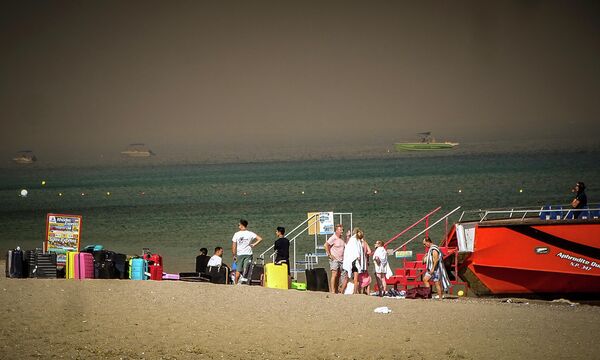 На пятый день пожары вынудили власти начать эвакуацию из четырех мест острова, включая два морских курорта. - Sputnik Беларусь