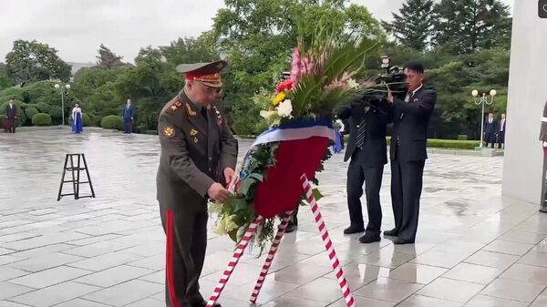 Шойгу возложил цветы к монументу Освобождение в Пхеньяне ― видео - Sputnik Беларусь