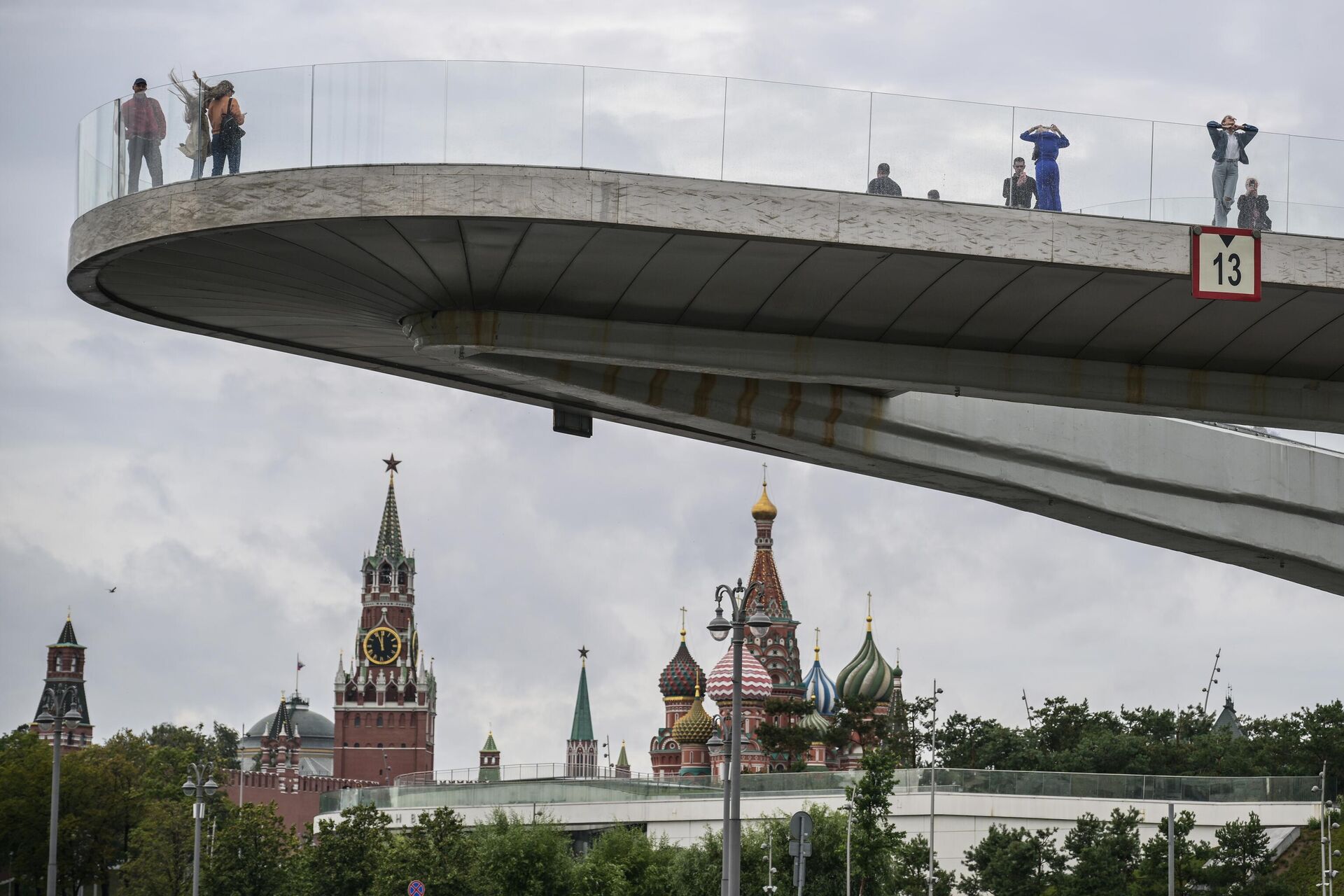Отдыхающие на Парящем мосту в парке Зарядье в Москве - Sputnik Беларусь, 1920, 18.08.2025