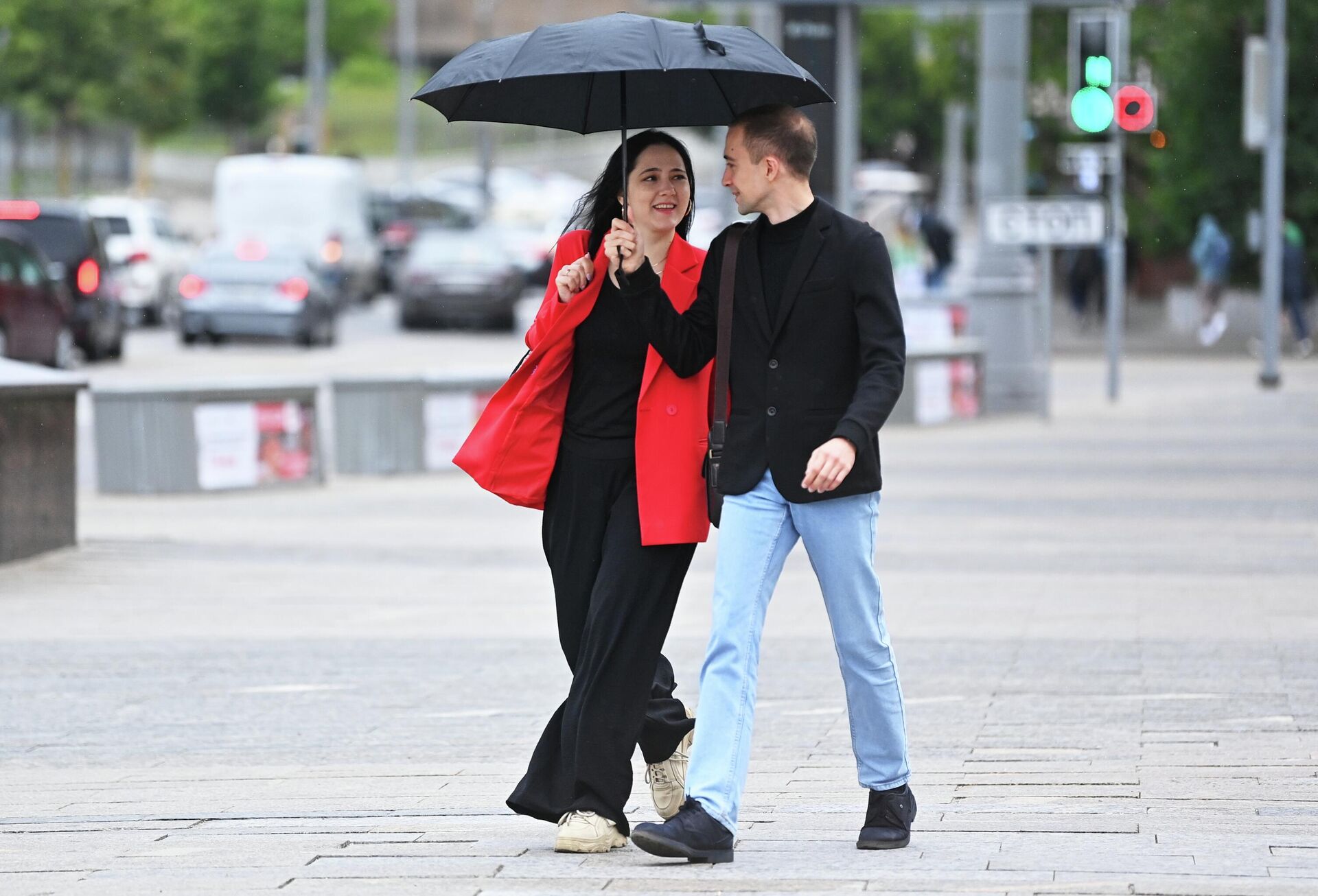 Молодые люди под зонтом Молодые люди под зонтом - Sputnik Беларусь, 1920, 20.05.2025