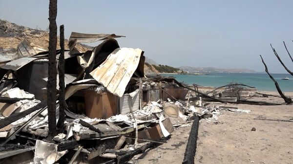 Пляжи на острове Родос засыпало пеплом после лесных пожаров ― видео - Sputnik Беларусь