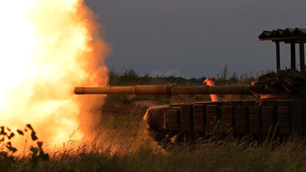 Танк Т-72 ведёт огонь - Sputnik Беларусь