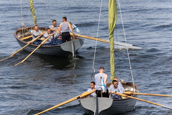 Моряки во время празднования Дня ВМФ во Владивостоке. - Sputnik Беларусь