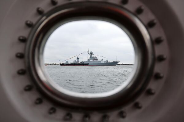 Малый противолодочный корабль 3 ранга &quot;МПК-107&quot; принимает на параде в Балтийске. - Sputnik Беларусь