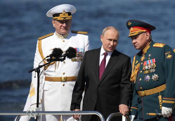 Президент РФ В. Путин принял Главный военно-морской парад - Sputnik Беларусь