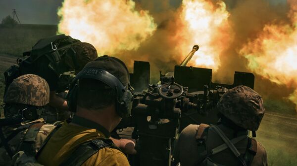 Украинские солдаты ведут огонь из пушки, архивное фото - Sputnik Беларусь