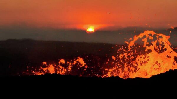 Туристы в Исландии сняли завораживающее видео извержения вулкана - Sputnik Беларусь