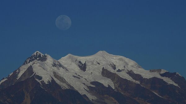 Полная луна восходит над заснеженной горой Иллимани на окраине Ла-Паса, Боливия - Sputnik Беларусь